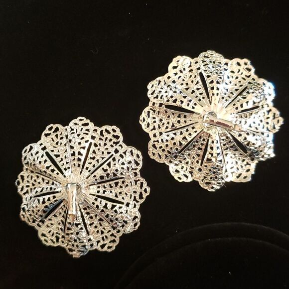 Vintage Sarah Coventry Silvertone Filigree Flower Clip Earrings - Picture 4 of 10